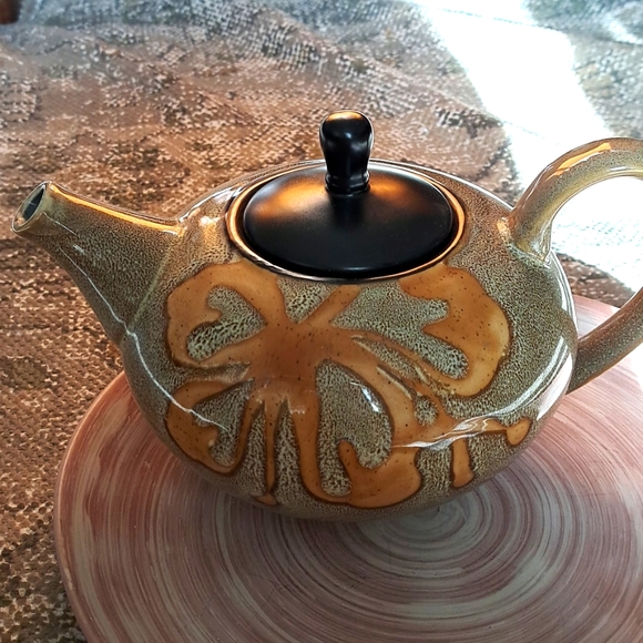 Beautiful Pier One Pottery Tea Pot. Large Gold Fleur De Lis Pattern . - Picture 1 of 3